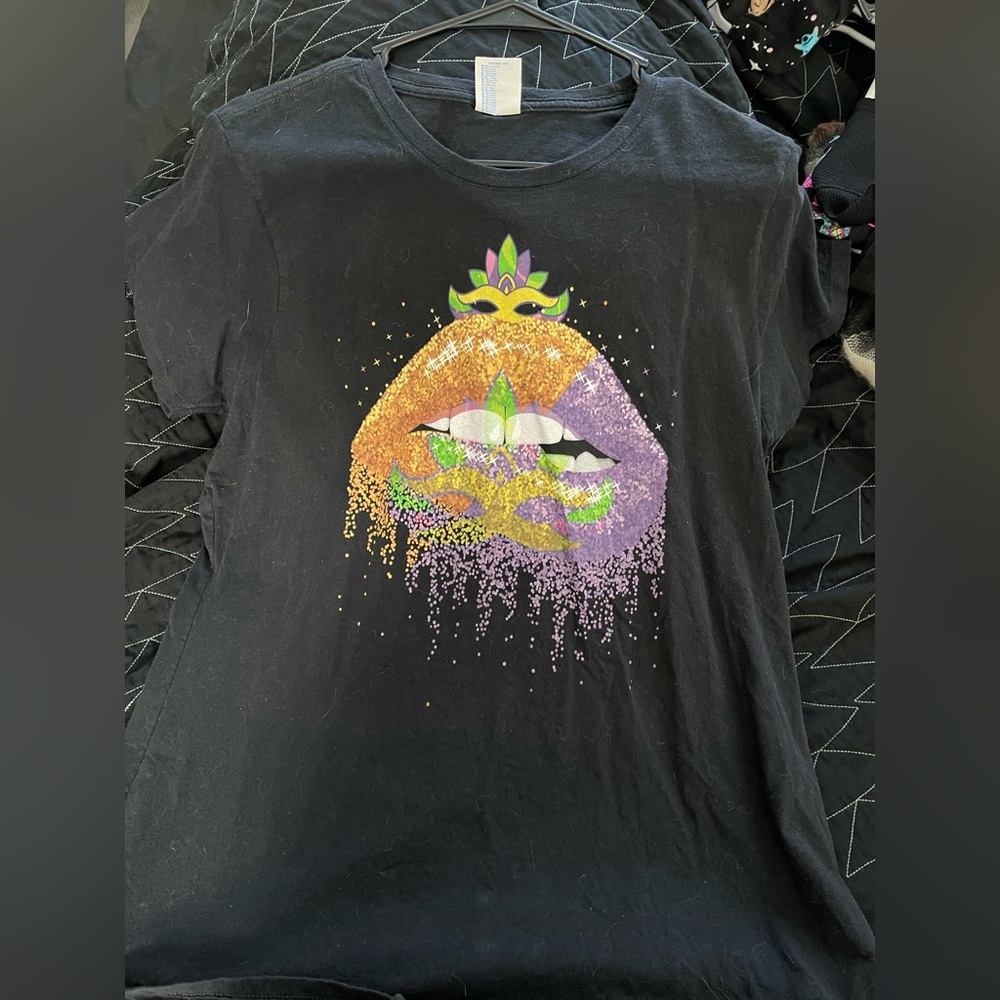 Black T-Shirt with Glitter Lips Design Mardi Gras Junior XL women’s girls